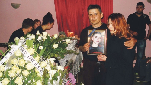 Roditelji pokraj  kovčega