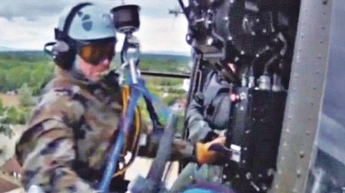 Slovenački vojnici  helikopterom spasli 52 osobe od  sigurne smrti,  među njima i  osmoro dece i  bebu staru  tri meseca
