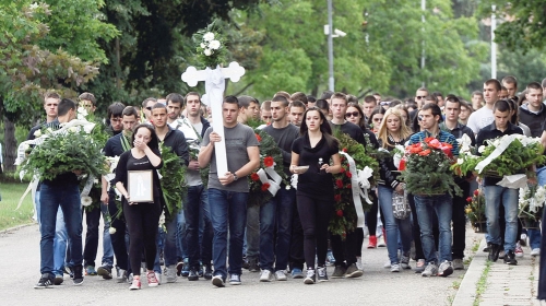 Rokvića su na večni počinak ispratili roditelji, sestra i oko 400 ljudi