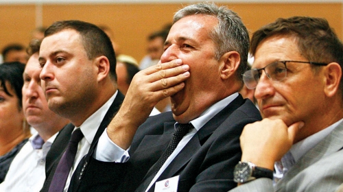 Članovi GO URS  pažljivo slušaju  govor lidera
