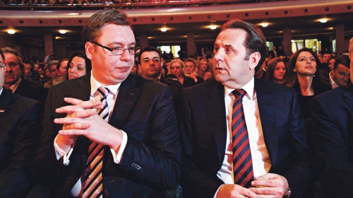 Sevaju  varnice: Vučić i Ljajić