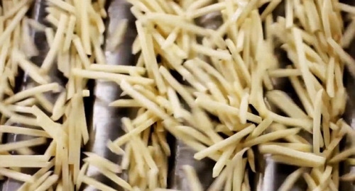 Čim se osuši, pomfrit je pržen, pa zamrznut i izlazi iz fabrike