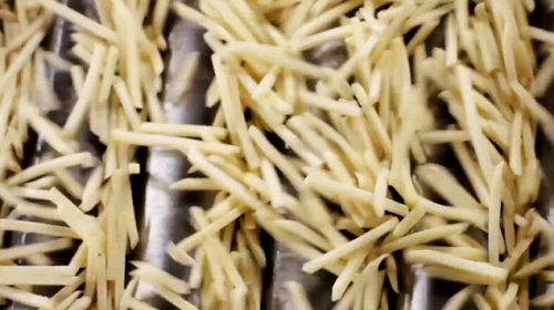 Čim se osuši, pomfrit je pržen, pa zamrznut i izlazi iz fabrike