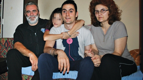 Povređeni Stefan sa ocem i majkom posle  izlaska iz kome