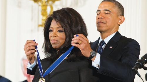 Obama uručuje  Opri medalju