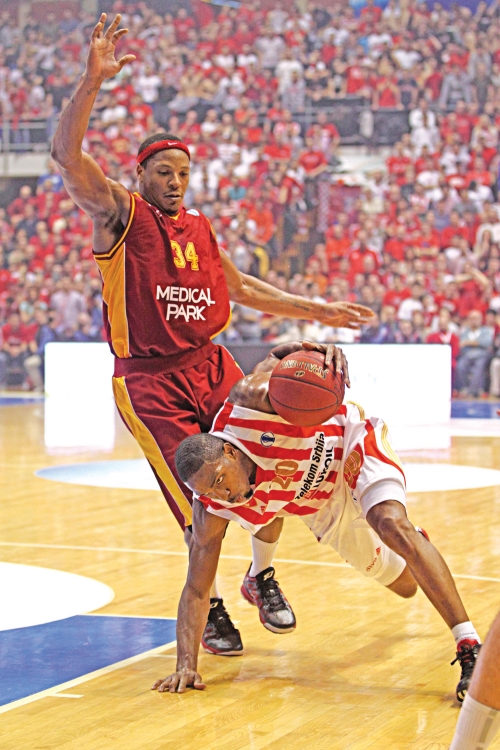 Demarkus Nelson nije mogao da izađe na crtu Dejvidu Hokinsu