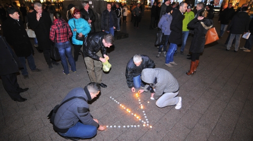 Strele od sveća protiv maloletničkog nasilja / Foto: Robert Getel