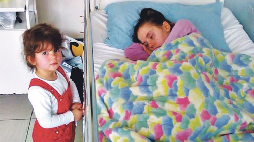Čeka da drugarici dokaže da ima mamu: Marija pored Danijele