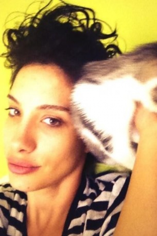 Nevena Milićević pozira, a maca eskivira