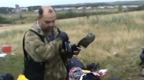 Proruski vojnik se krsti na mestu pada MH17