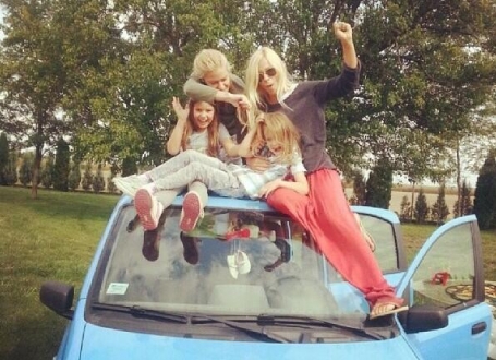 Nataša i Kristina Bekvalac sa ćerkama