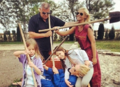 Nataša i Kristina Bekvalac sa ćerkama