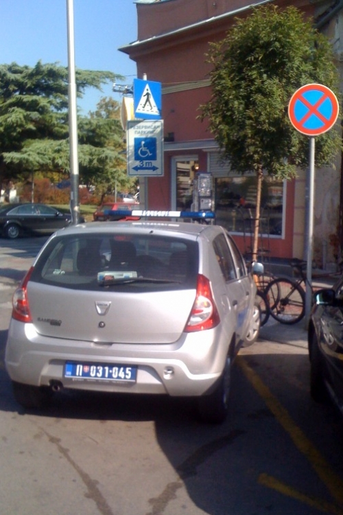 Policija bahato parkira