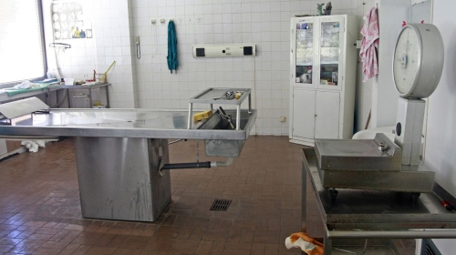 Preduzetnik se divi predmetima u mrtvačnici