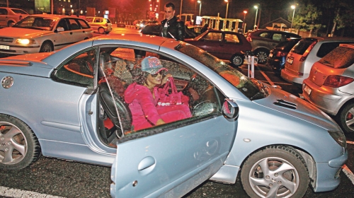 Suvozač u svom  automobilu