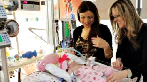 Mama Ešli (levo) oduševljena posle operacije