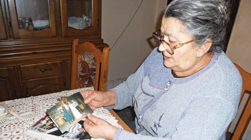 Milica pokazuje fotografije dece