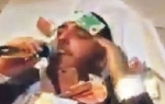 Laziću nije teško  da ispunjava lude želje domaćina, čak i ako ga ponižavaju
