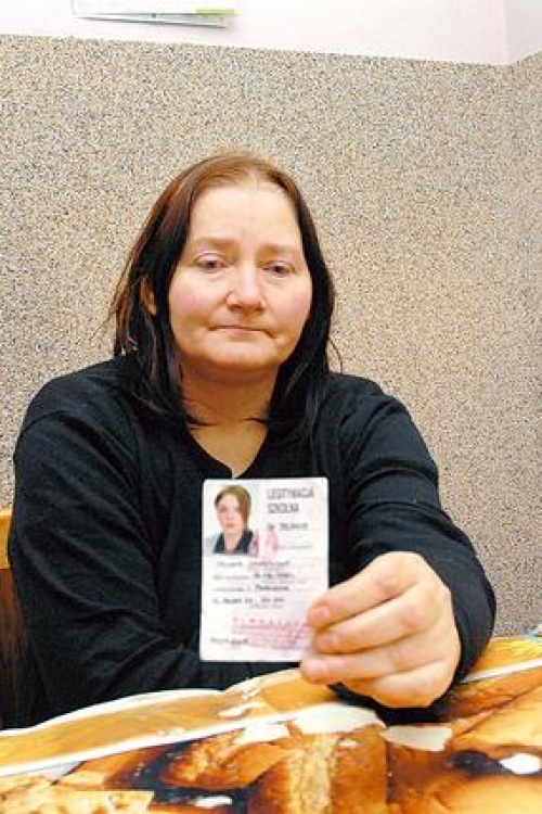 Majka Olivije Jankovske pokazuje sliku ubijene devojčice