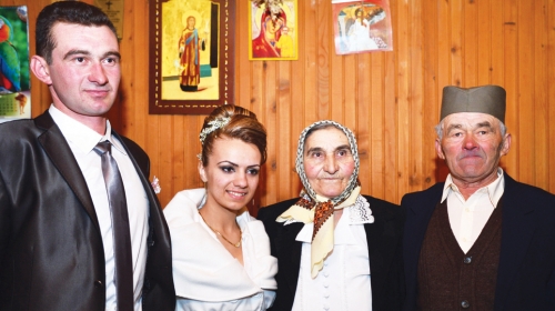 Dočekali snajku: Mile i Vida sa mladencima