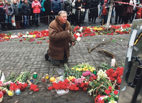 Demonstranti oplakuju  mrtve i ne nameravaju  da napuste Trg Majdan  u Kijevu