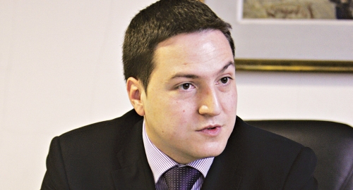 Branko Ružić,  potpredsednik  kluba, već desetak  dana nagovara  Krstajića da  se vrati, iako  ga je Đura oterao  krajem 2011. g