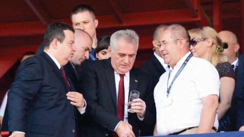 Ne boj se, predsedniče,  mi te čuvamo:  Dačić, Nikolić  i Pastor