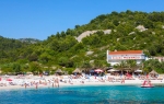 Turisti na plaži u Hvaru