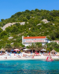 Turisti na plaži u Hvaru