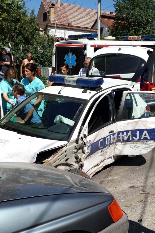 Policajac izgubio kontrolu nad vozilom