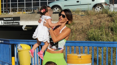 Bojana i sin u Beograd  došli u pratnji njene  sestre i sestričine