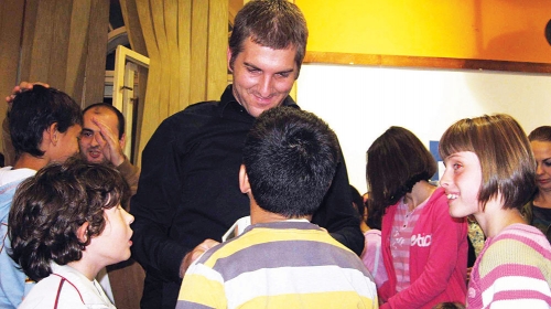 Njihovi crteži jasno  ukazuju šta im  nedostaje. To jesu  izmišljeni heroji, ali  ih oni priželjkuju u  stvarnom životu