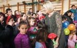 Obradovala mališane: Dragica podelila paketiće