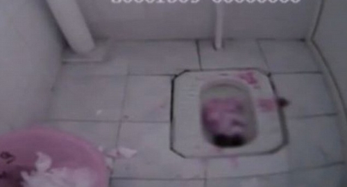 Ostavila tek rođenu bebu u čučavcu! | Foto: 