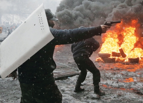 Oružje na  sve strane:  Detalj sa  protesta  u Kijevu