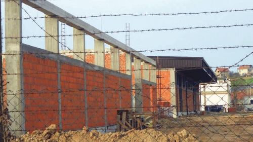 U elaboratu se navodi da je na 100 metara od fabričkog  kruga ograničeno kretanje  ljudi i životinja i da je  zabranjena izgradn