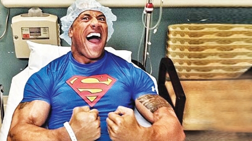 Rmpalija koji je poznat pod nadimkom “the rock” (stena) pohvalio se fanovima fotkom iz bolničkog kreveta