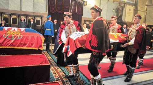 U nošnjama uneli ostatke  kraljica i kraljevića