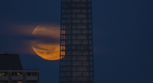 Supermesec "prošetao" svetom Foto: Reuters | Foto: 