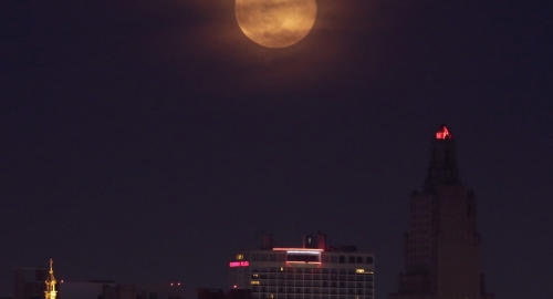 Supermesec "prošetao" svetom Foto: Reuters | Foto: 