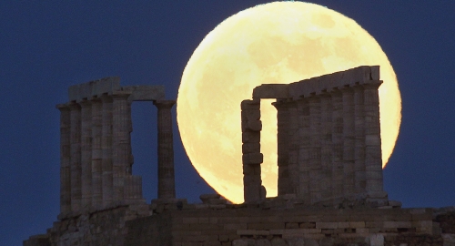 Supermesec "prošetao" svetom Foto: Reuters | Foto: 