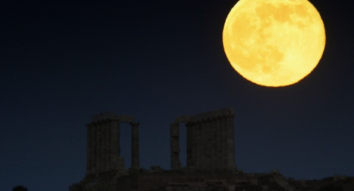 Supermesec "prošetao" svetom Foto: Reuters | Foto: 