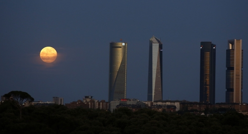 Supermesec "prošetao" svetom Foto: Reuters | Foto: 