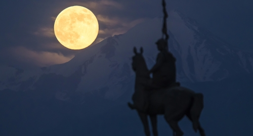 Supermesec "prošetao" svetom Foto: Reuters | Foto: 