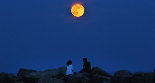 Supermesec "prošetao" svetom Foto: Reuters | Foto: 