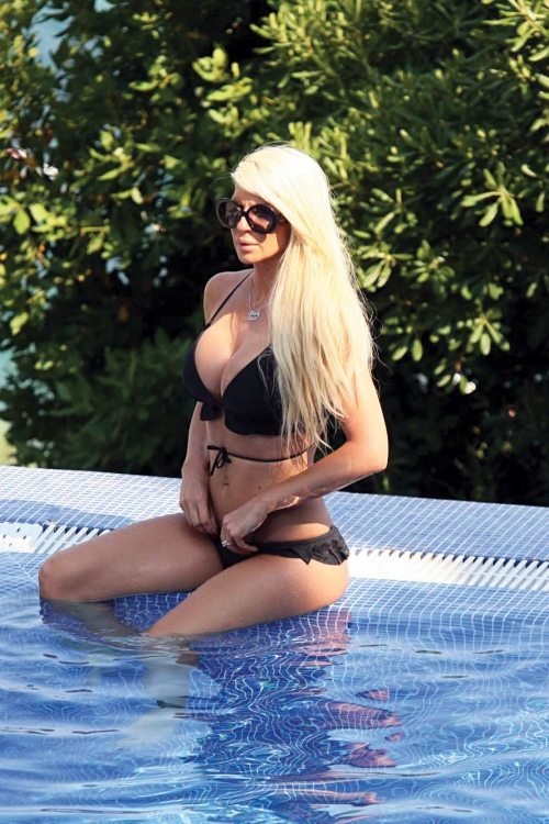 Mami uzdahe  gde god  se pojavi: Jelena  Karleuša