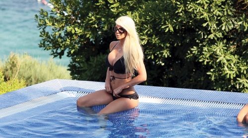 Mami uzdahe  gde god  se pojavi: Jelena  Karleuša