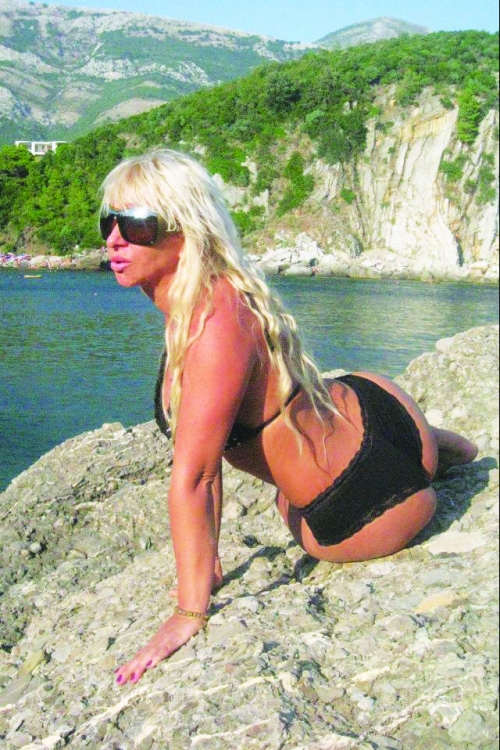Realno,  moja majka  vrhunski izgleda,  atraktivna je  žena i ima šta  da pokaže Savo Perović