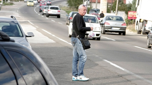 Osmotrio saobraćaj pre pretrčavanja