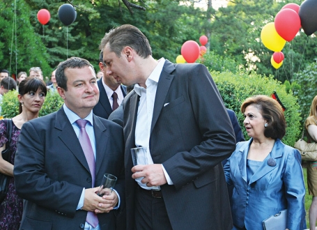 Ivice, pevaš li ti i onu  staru „Ne može nam niko  ništa, jači smo od  sudbine“?!: Dačić i Vučić